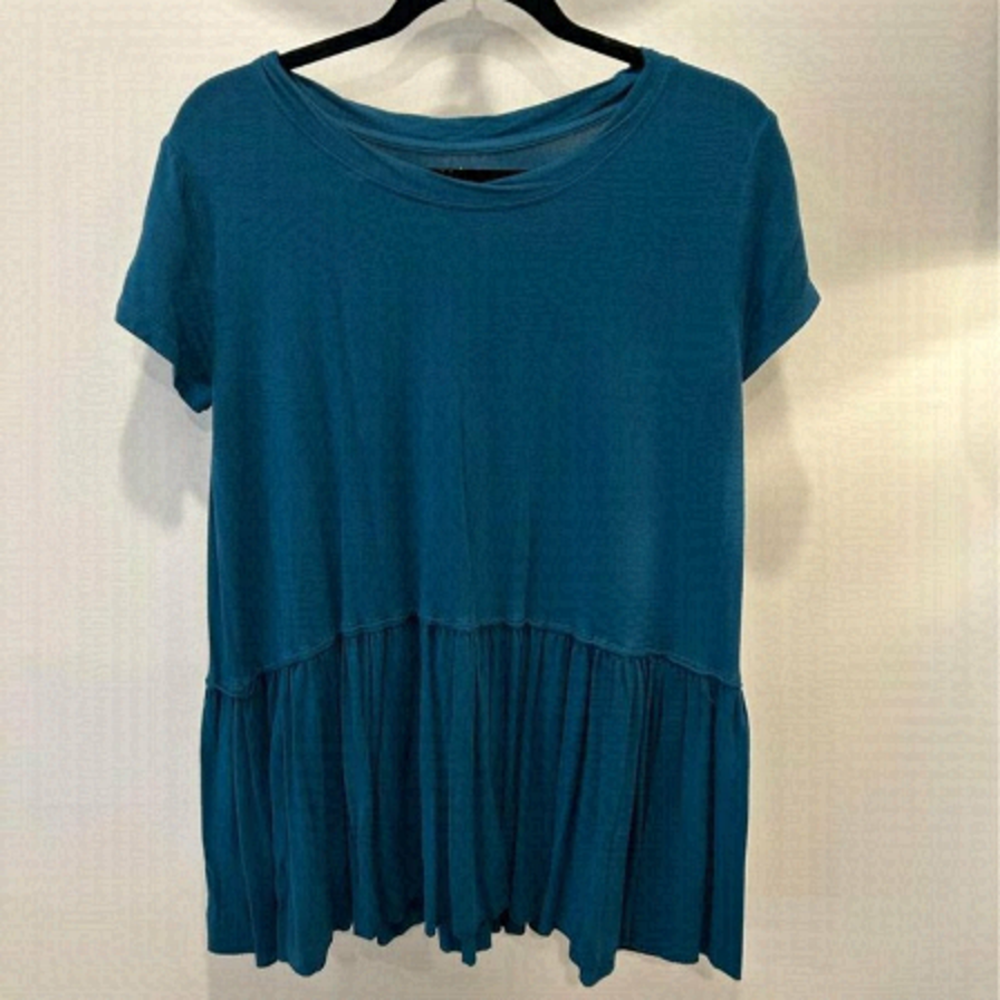 Woman’s peplum t-shirt. Teal. Size small. Excellent condition. Crew neck. Soft!!
